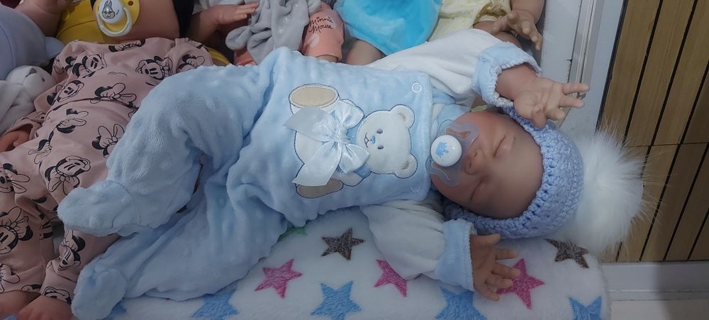 Bebé reborn menino 50 cm  Kit August com enxoval