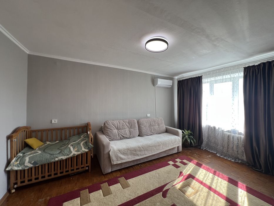 Продаж 2-х кімнатноі квартири з панорамними балконами.
