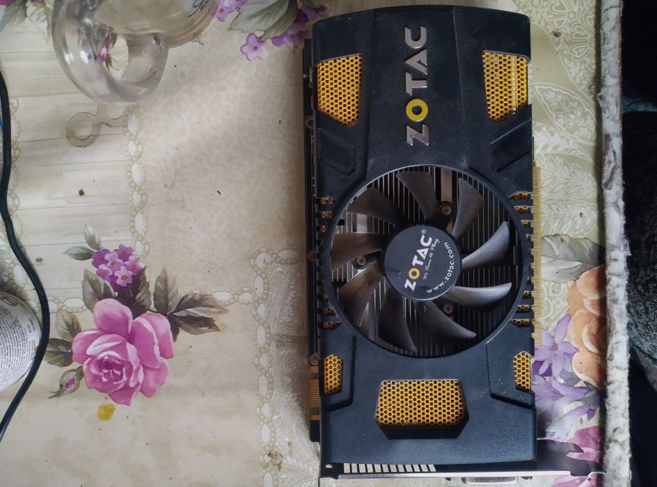 Комплект:материнская плата,оперативная память,видеокарта.