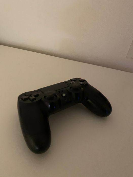 Ps4 + 1 comando + 2 jogos perfeito para si