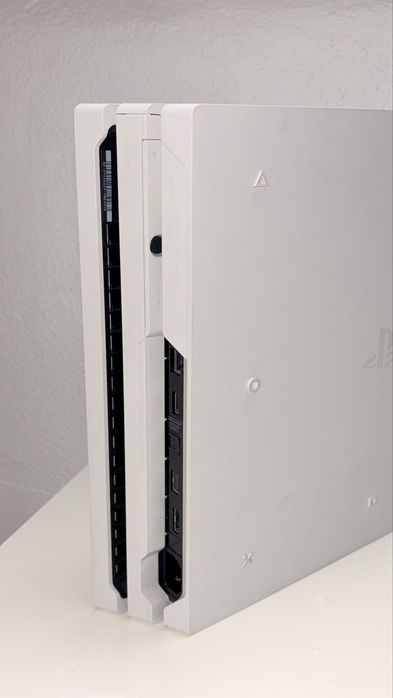 PlayStation 4 Pro 1TB branco + comando e jogos, como novo