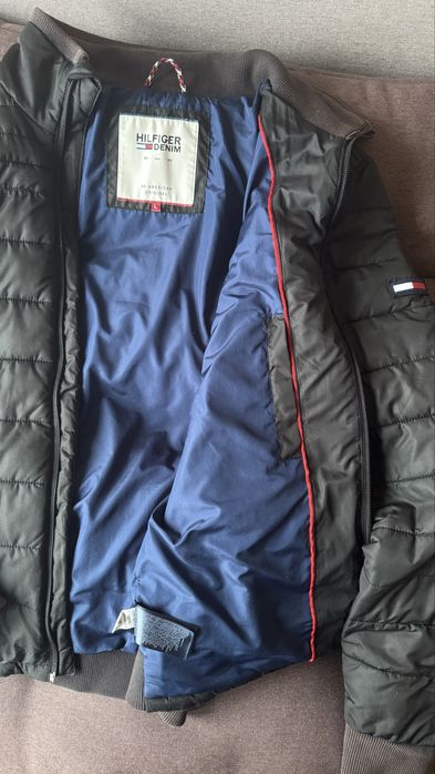 Продам куртку Tommy Hilfiger в доброму стані.