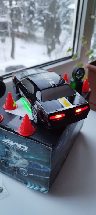 Дрифт машинка Dodge Challenger 1:20 з LED і 4WD(Різні кольори)Abs Пластик'