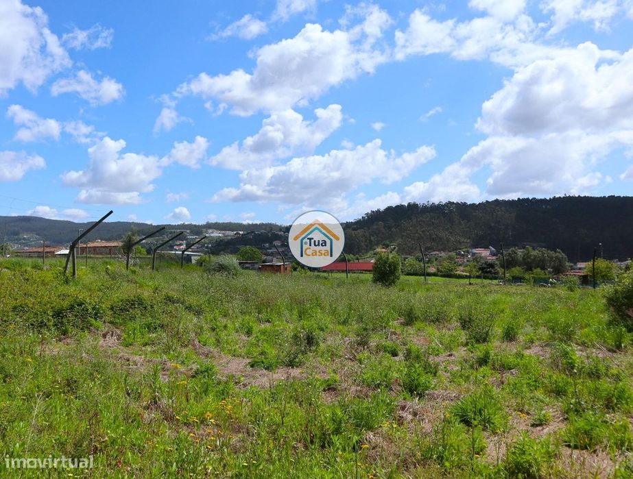 Terreno com área de construção em Arnoso Santa Maria !...