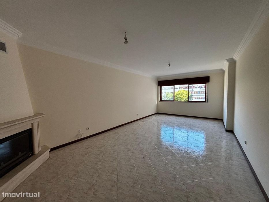 T2 Apartment with Garage in Moinho da Cavaleira Housing Development