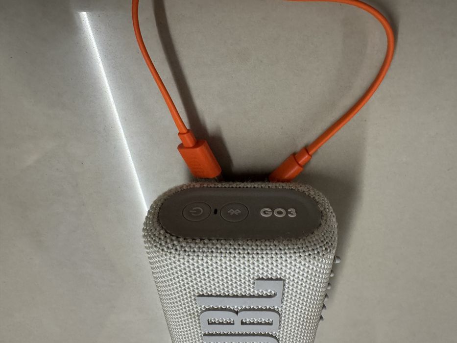 Jbl go 3 branca . .