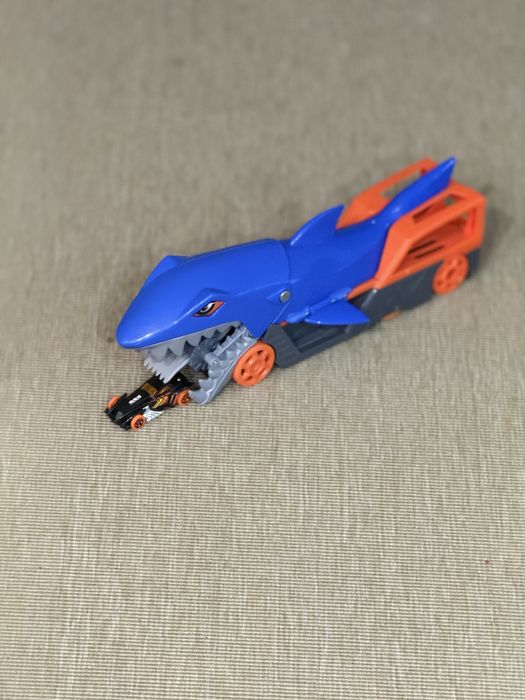 Camião Hot Wheels Shark Chomp Transporter.