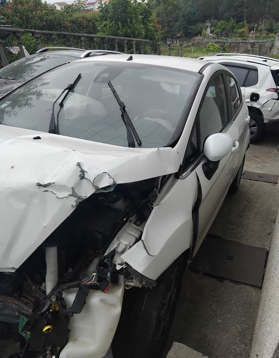 Vendo dois ford fiestas vI 1.5 tdci um de 2013 outro de 2015 acidentado salvado