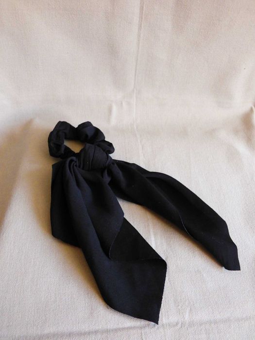 Czarna gumka do włosów scrunchie ozdobna kokarda