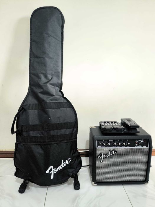 Pack Guitarra Stratocaster Squier + Pedal Guitarra Multi-FX G1X Four Zoom + Suporte de Guitarra