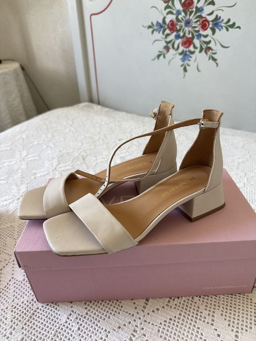 Sandalias em pele