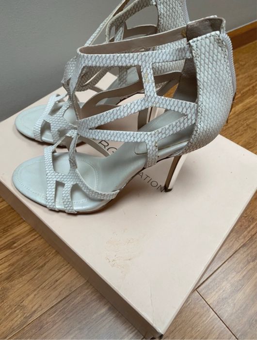 Szpilki damskie, sandały.