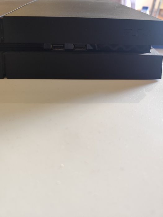 PS4 c/ comando e 5 jogos