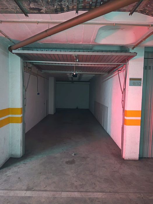 Garagem/Box Grande para Arrendar – Ideal para 2 Carros!