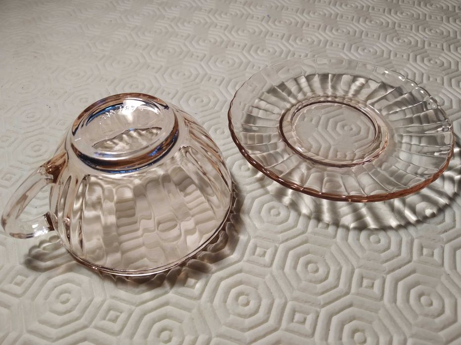 Chávenas de café em vidro rosa