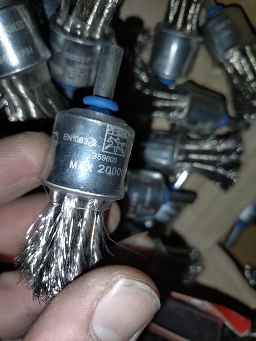 Щетка-крацовка кисть стальная закрученная со шпилькой 23мм Опт