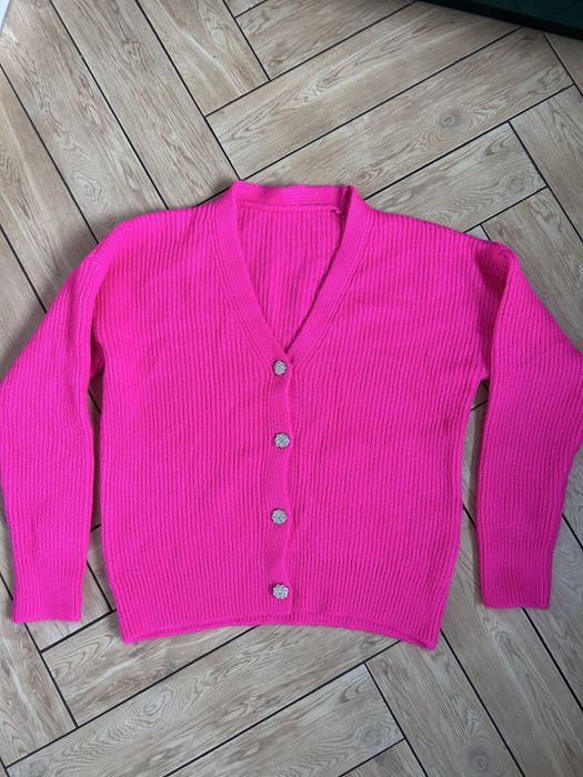 Rozowy sweter na guziki