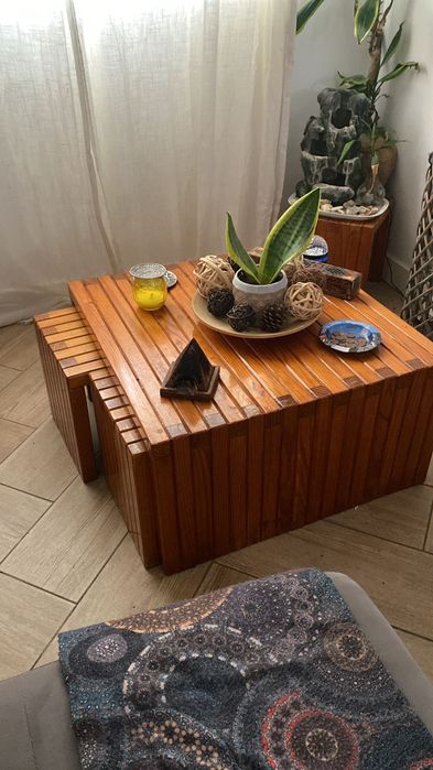 Mesa e bancos de madeira.