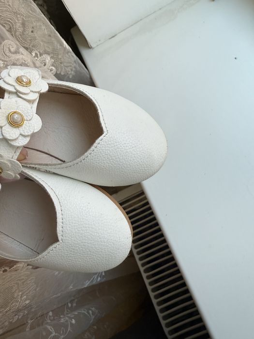 Туфлі молочного кольору для дівчинки