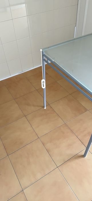 Mesa de cozinha com tampo em vidro