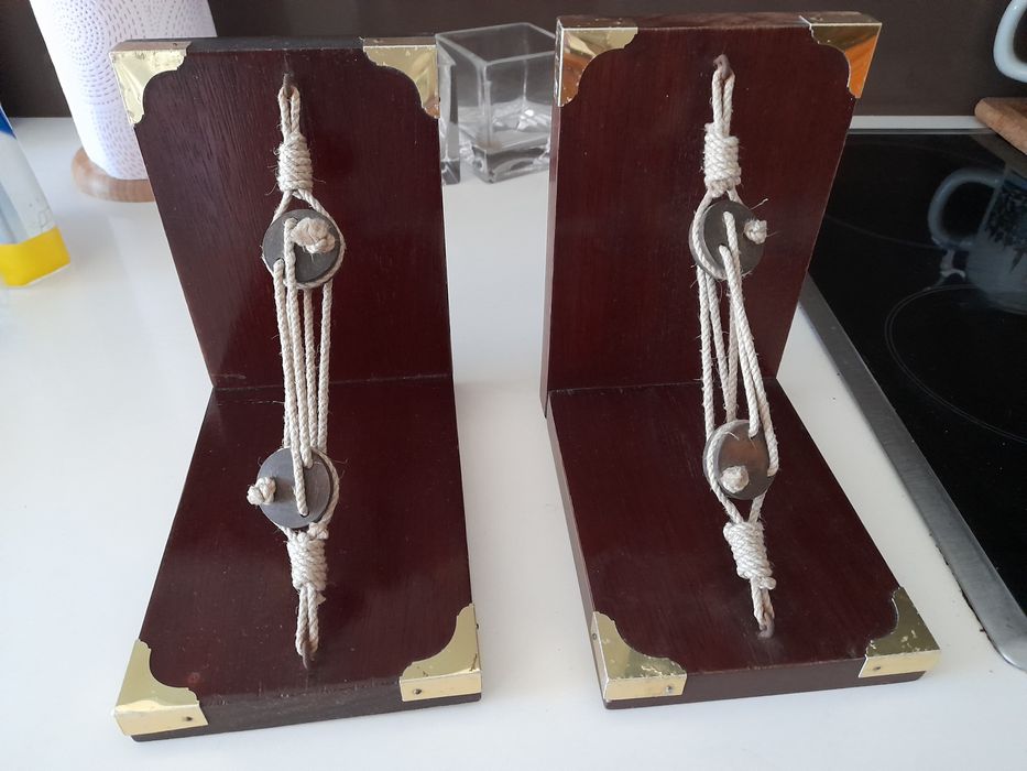 Suporte para livros em madeira