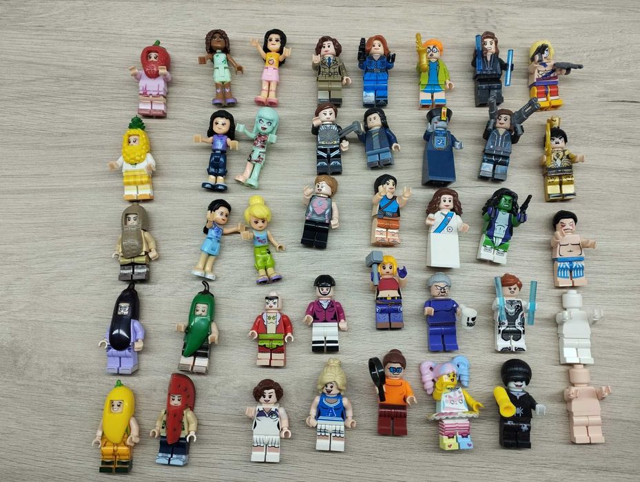 Varias figuras lego