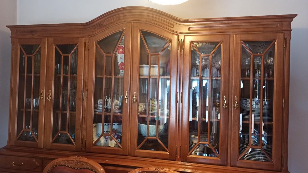 Mesa 4 cadeiras e Cristaleira