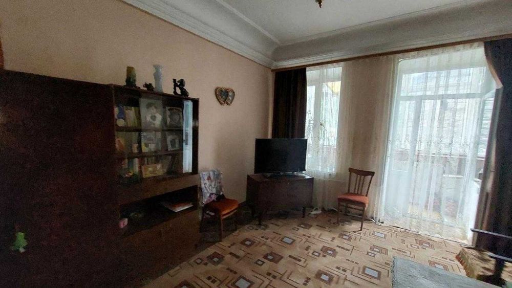 3к на Богдана Хмельницкого средний этаж 2 балкона своё отопление