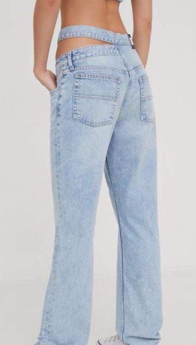 Джинсы голубые  с вырезом Джинсы Tommy Jeans