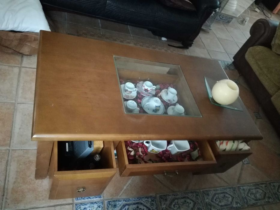 Mesa de centro retangular em cerejeira com gavetas e vidro
