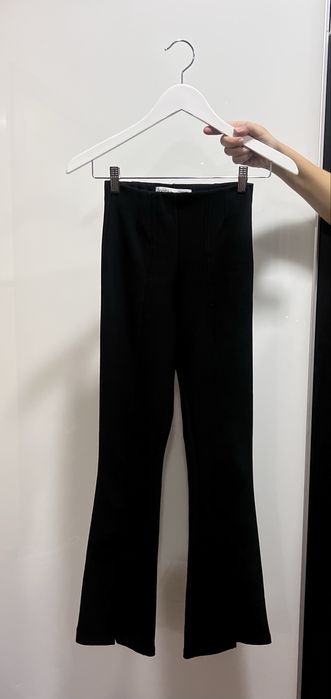 Calças tecido liso efeito boca de sino