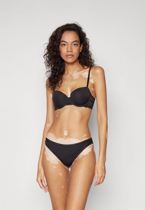 Biustonosz czarny z koronką i fiszbinami Calvin Klein 75C