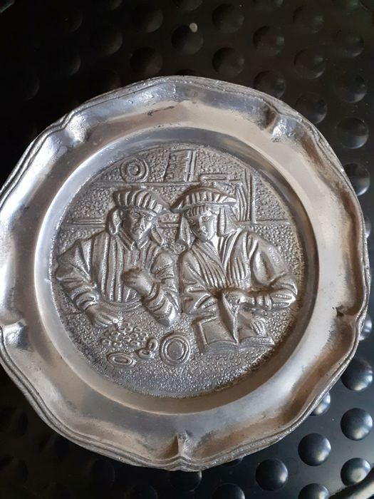 Vendo 3 pratos de decoração em estanho