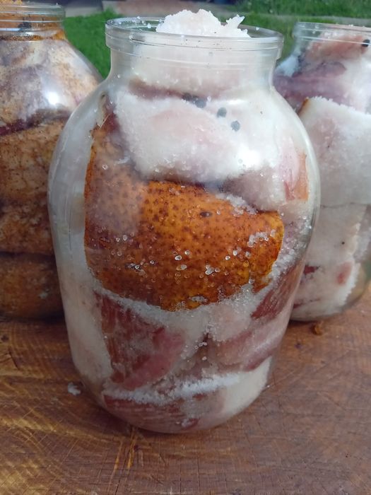 Сало домашне на соломі