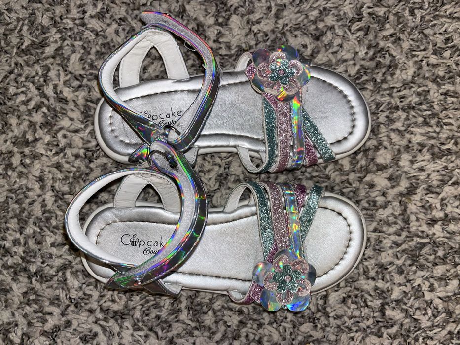 Эти детские босоножки для девочки — бренд Cupcake Couture.