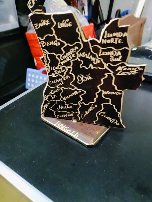 Peça decoração com mapa de Angola esculpido em madeira