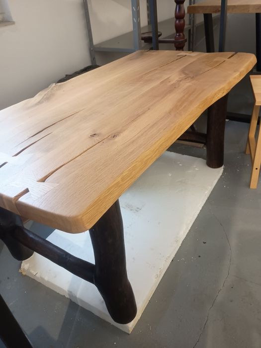 Meble z drewna, stoły, stoliki, biurka