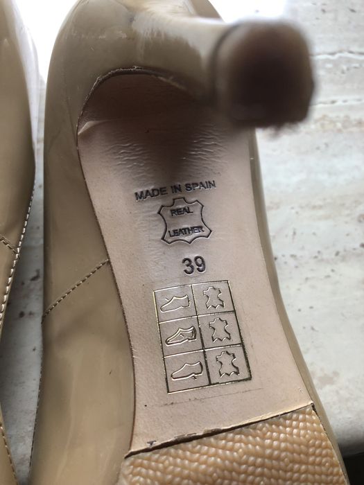 piekne  bezowe szpilki  r 39 nowe