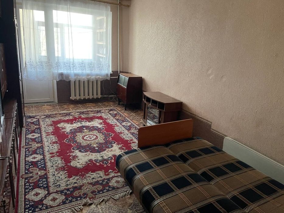 Оренда квартири  в місті Херсон . Перший поверх . Опалення працює .