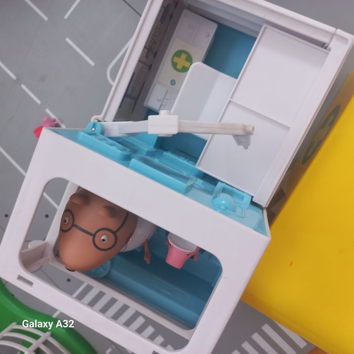 Świnka Pepa   karetka  ambulans figurki  stan bardzo dobry