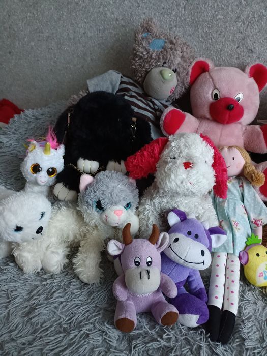 Різні м'які іграшки