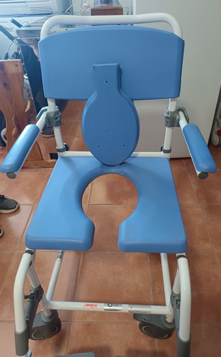 Cadeiras rodas, sanitárias,banho, andarilhos