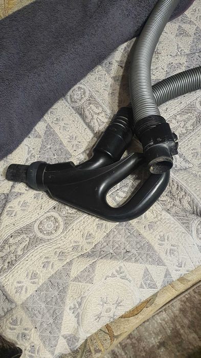 Шланг для современных пылесосов SAMSUNG в отличном состоянии.