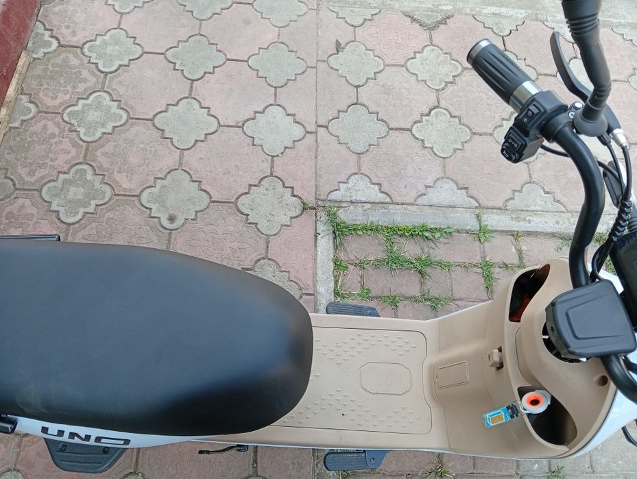 Продаю електроскутер ще на гарантії запас ходу 50 км максимальна швидкість 60 км навантаження 200 кг є поворотники і фари
