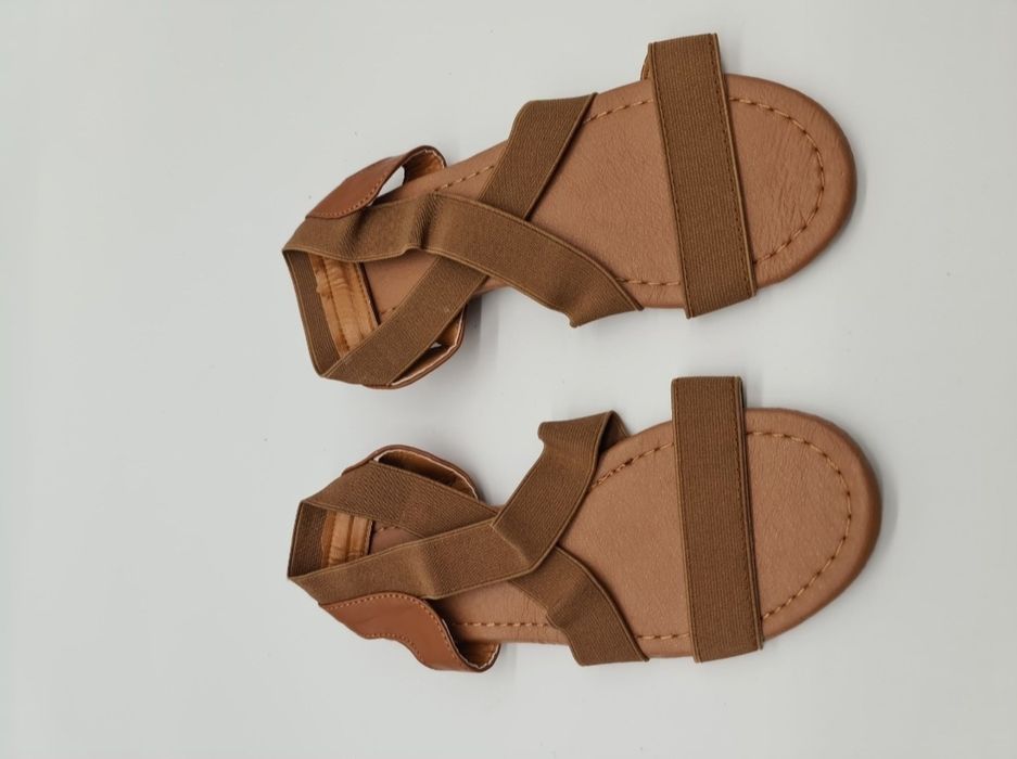 Sandálias de senhora novas