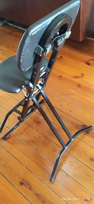 Cadeira de palco, articulada, muito estável, pouco usada.