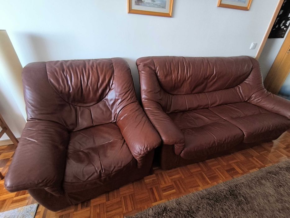 Sofá-cama e sofá individual em pele de vaca