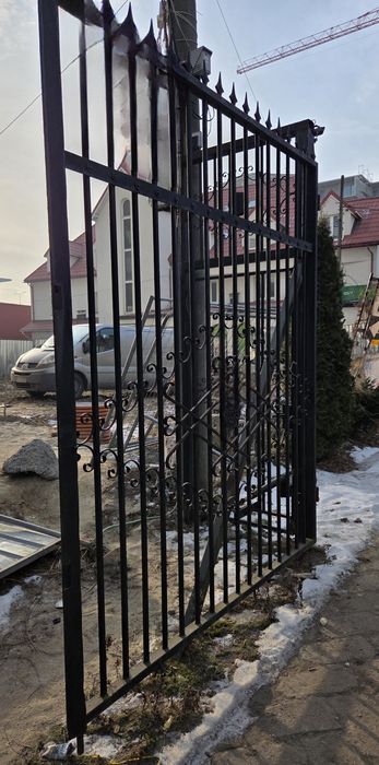 Brama wjazdowa dwuskrzydłowa z automatem , bardzo dobry stan.