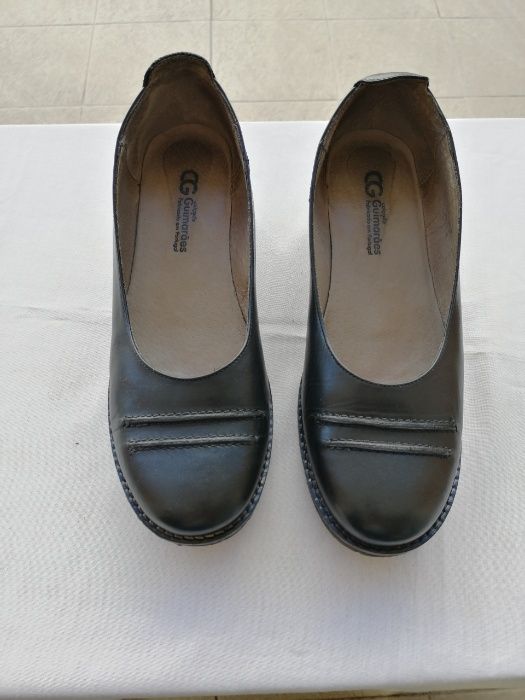 Sapatos Pretos Cunha