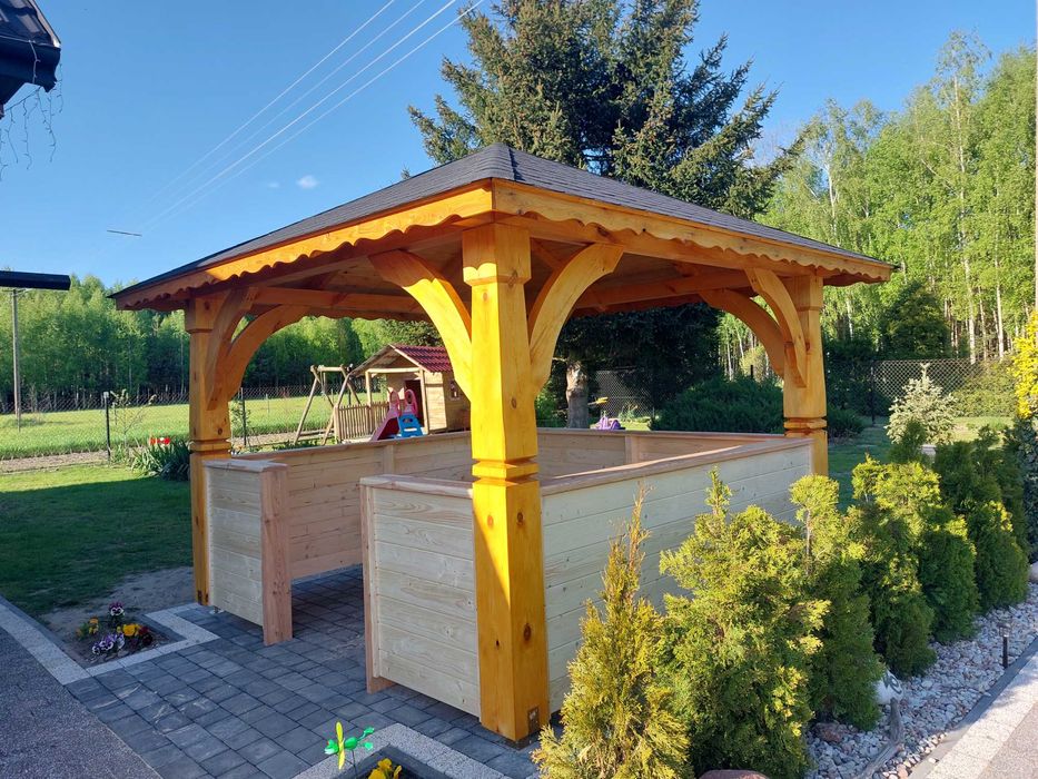 Altanka na masywnych rzeźbionych słupach Altanki Wiaty Altana Altany